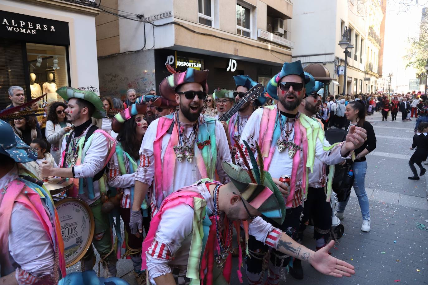 Fotos: la Cabalgata del Carnaval llena de exuberancia las calles de Córdoba