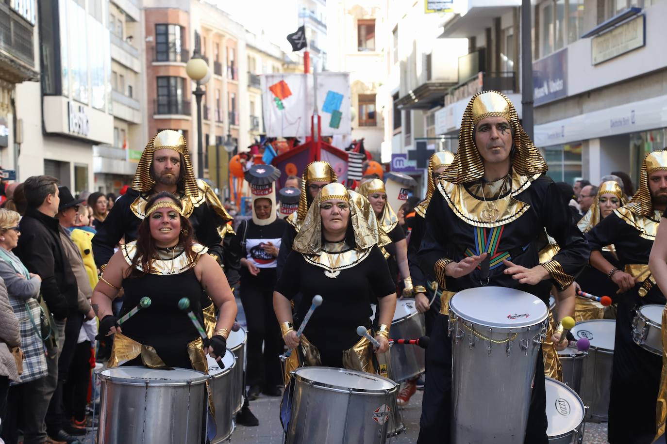 Fotos: la Cabalgata del Carnaval llena de exuberancia las calles de Córdoba
