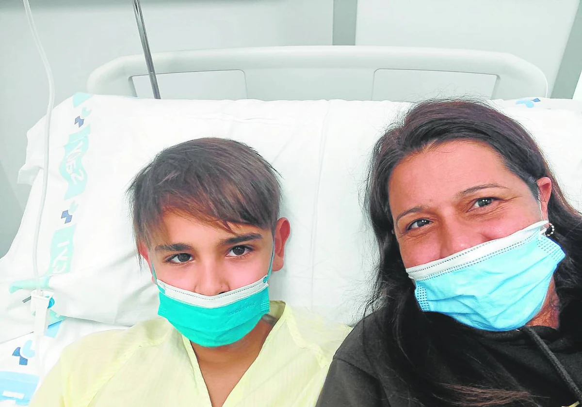 Héctor y su madre, Susana, en una de las revisiones en el hospital