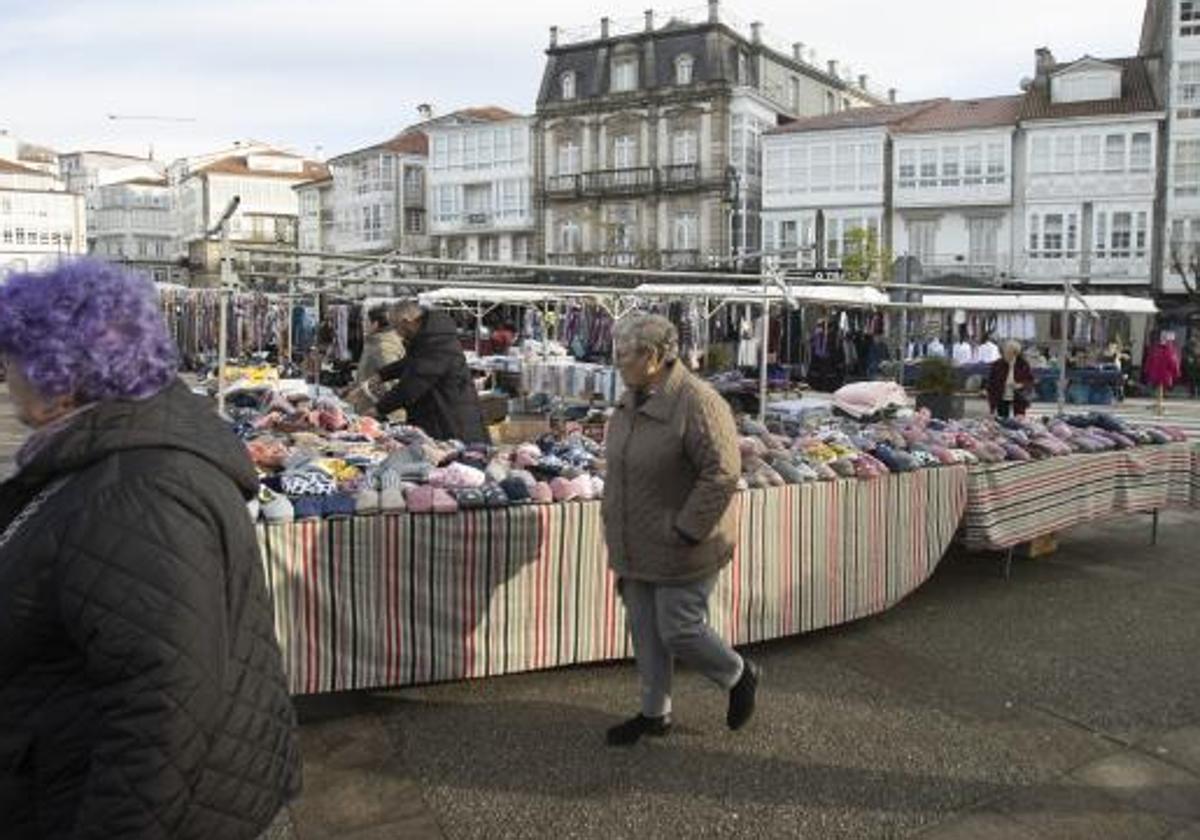 Mercadillo en la plaza de la localidad coruñesa de Betanzos