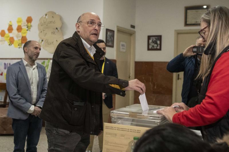 El candidato al Parlamento gallego, Armando Ojea, ejerce su derecho a voto en el colegio Cardenal Cisneros en Ourense, siendo el segundo en votar