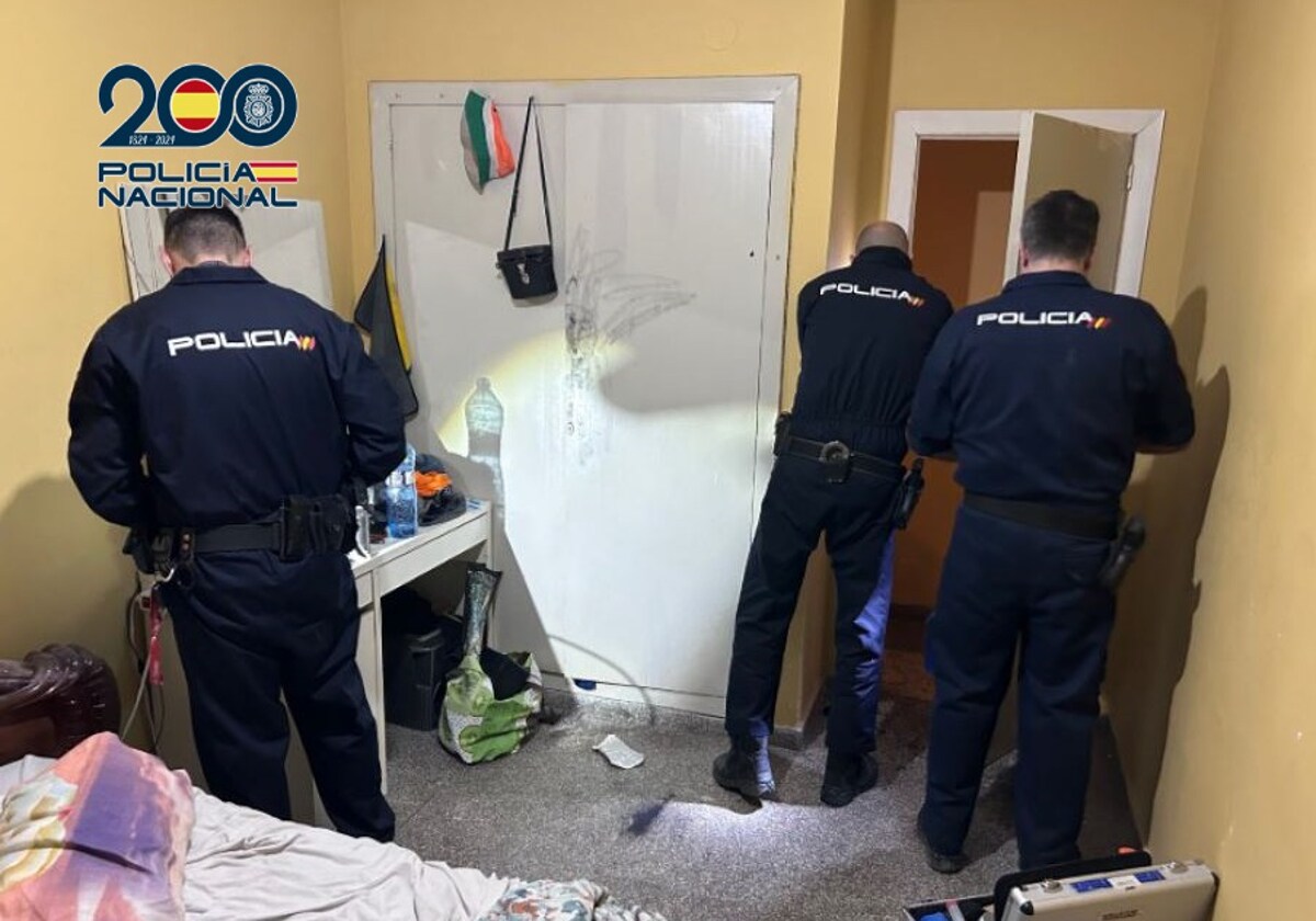 Imagen de agentes de la Policía Nacional en una casa okupada en Valencia