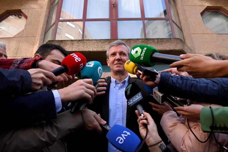 Alfonso Rueda atendiendo a la prensa después de ejercer su derecho a voto