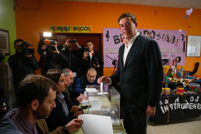 El candidato del PSdeG a la Presidencia de la Xunta, José Ramón Gómez Besteiro, ejerce su derecho a voto Colegio Rosalía de Castro en Lugo. Ha sido el cuarto candidato en hacerlo