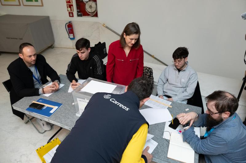 Un trabajador de Correos lleva los votos realizados por correo a la mesa electoral