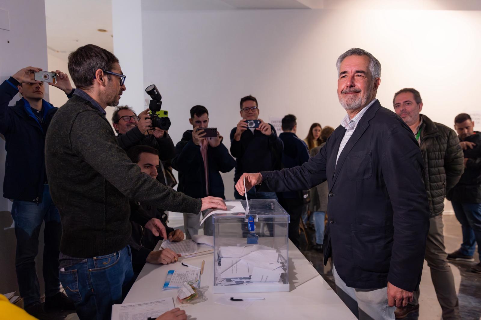 Álvaro Díaz-Mella, líder de Vox por Galicia, es el último candidato en acudir a las urnas a votar