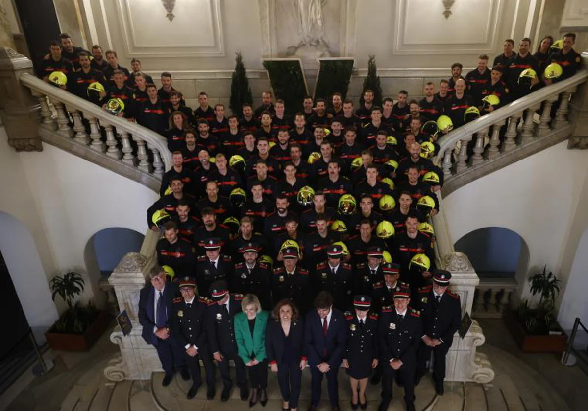 La alcaldesa de Valencia, María José Catalá, recibe a los nuevos 77 bomberos