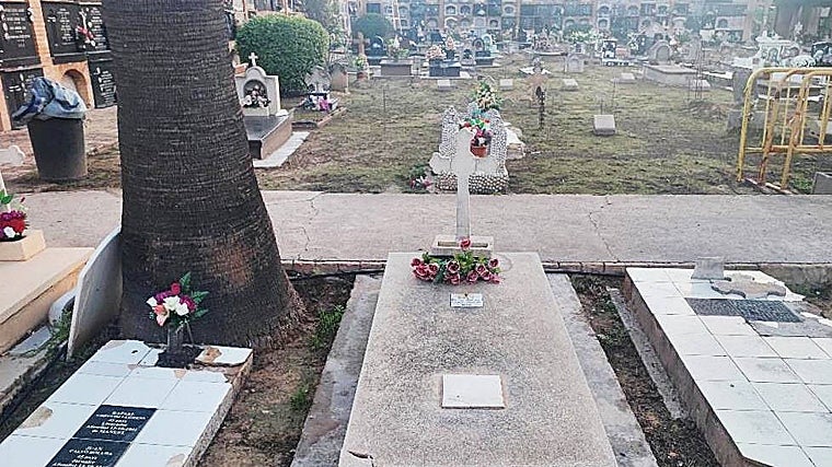 Un papel enrollado en una botella de cristal permite identificar en una fosa común a un hombre enterrado en 1941