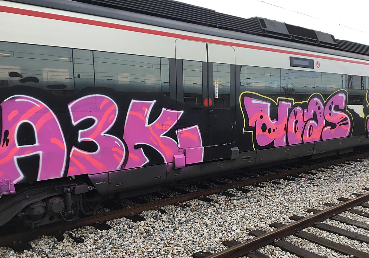 Imagen de un grafiti en un tren de Renfe