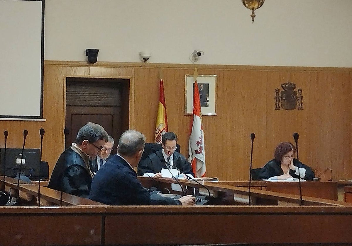 El policía nacional, en primer plano, junto a su defensor durante el juicio que ha quedado este lunes visto para sentencia en la Audiencia de Valladolid