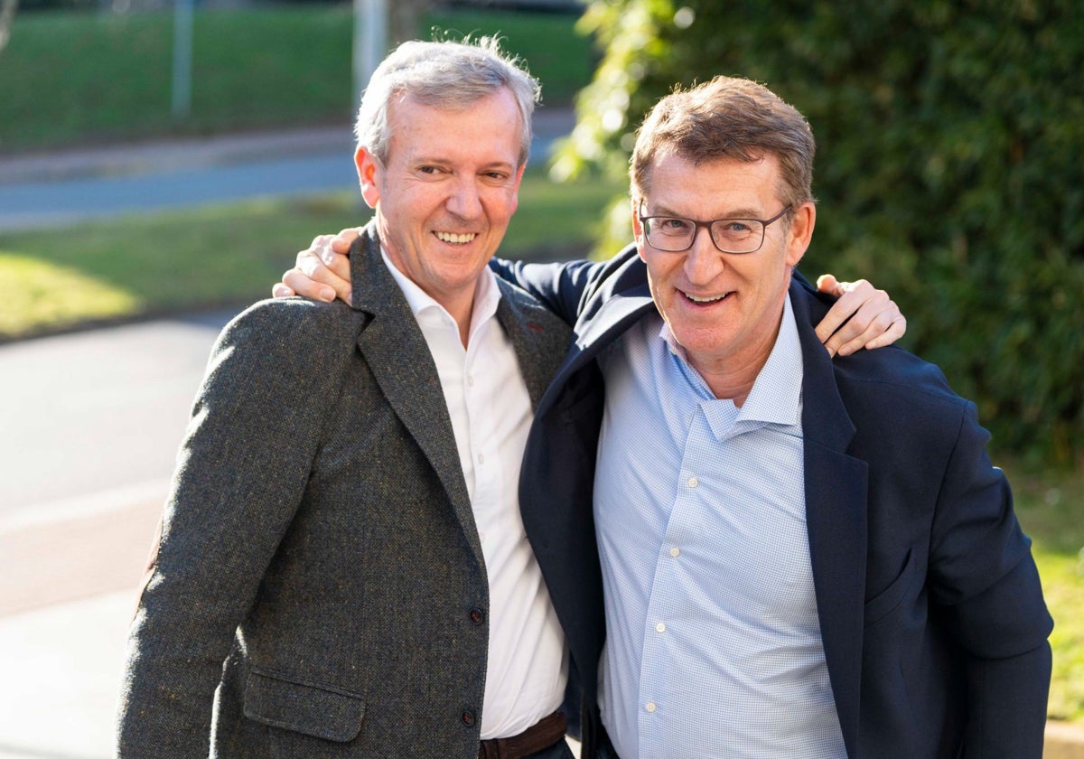 Alfonso Rueda y Alberto Núñez Feijóo, ayer, en Santiago