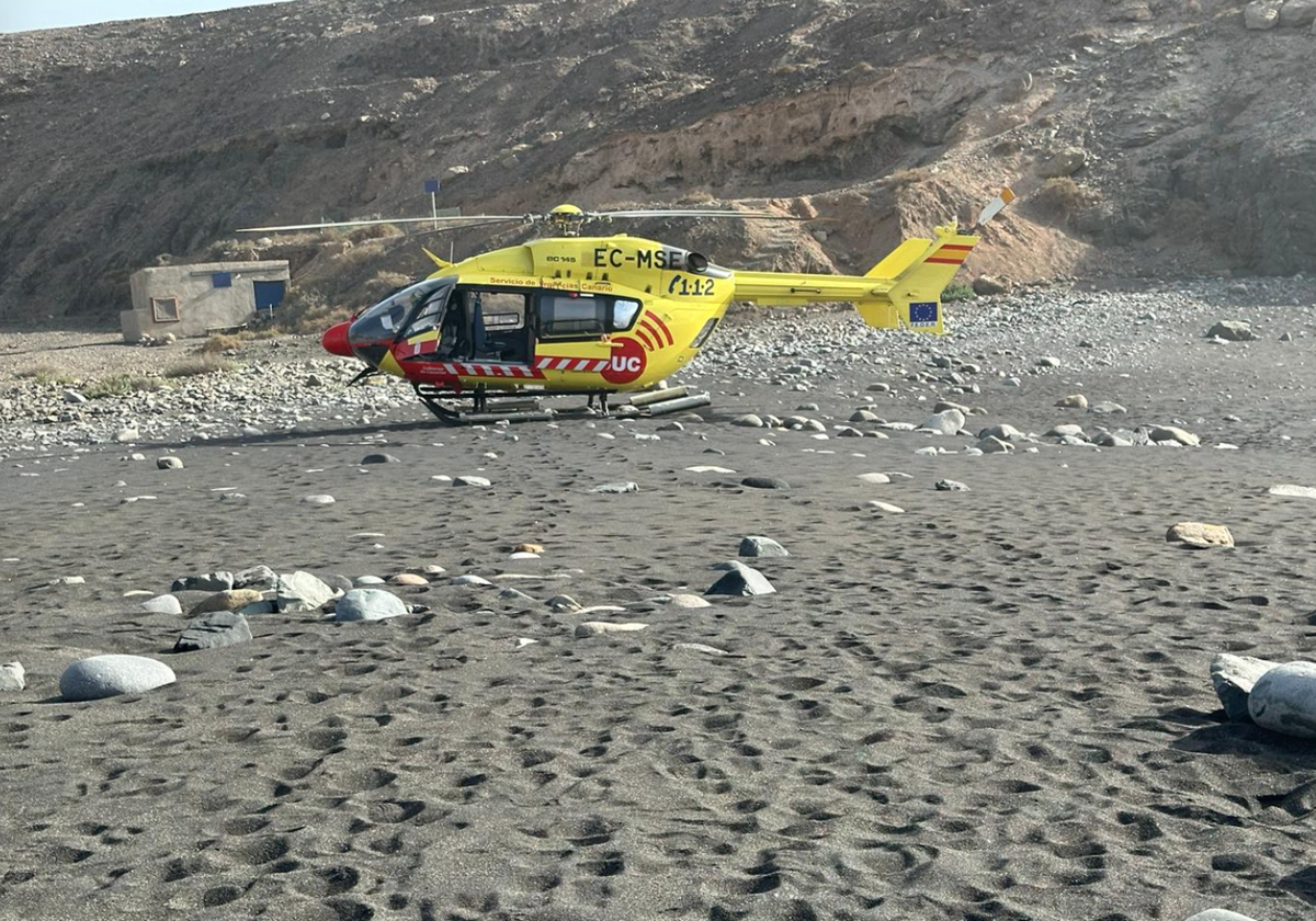 El helicóptero del SUC interviene en un rescate en la playa de Ajuy, Fuerteventura