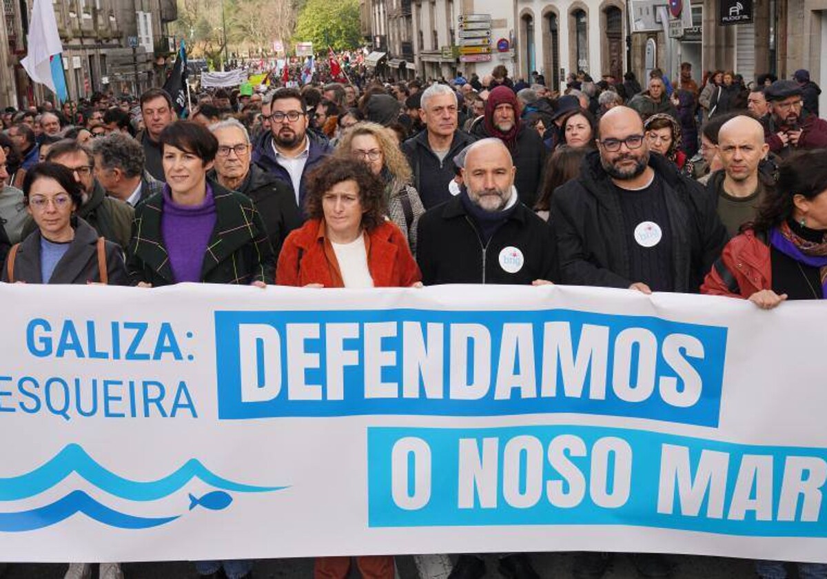 Ana Pontón, Goretti Sanmartín y Néstor Rego, entre otros, tras la pancarta del BNG en la manifestación contra la gestión de la Xunta de la crisis de los pélets