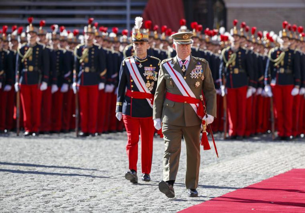 El teniente general José Manuel de la Esperanza y Martín-Pinillos pasa revista a los cadetes al inicio del acto