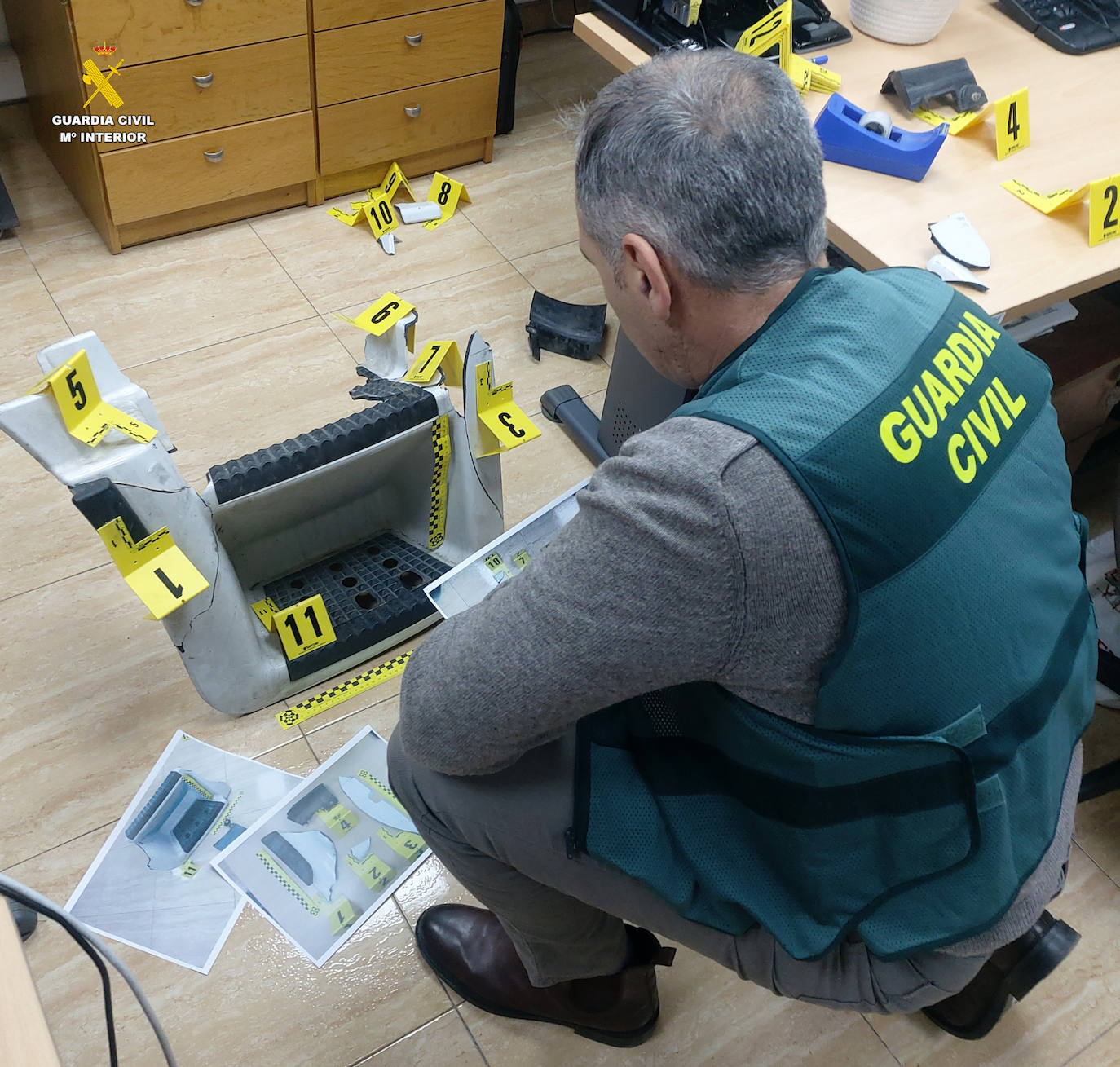 Imagen de la reconstrucción de piezas del lugar del accidente con el vehículo investigado