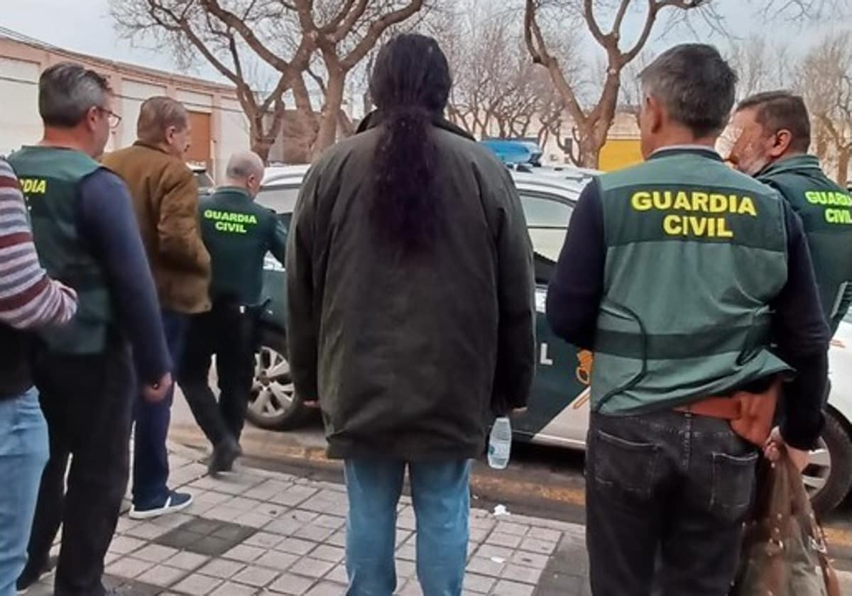 Agentes que participaron en la investigación junto al vigilante detenido