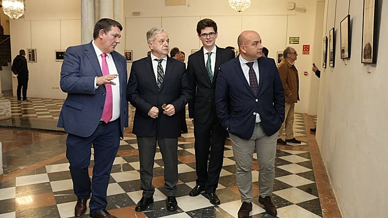 Valentín Moyano, a la izquierda, explica detalles de la muestra