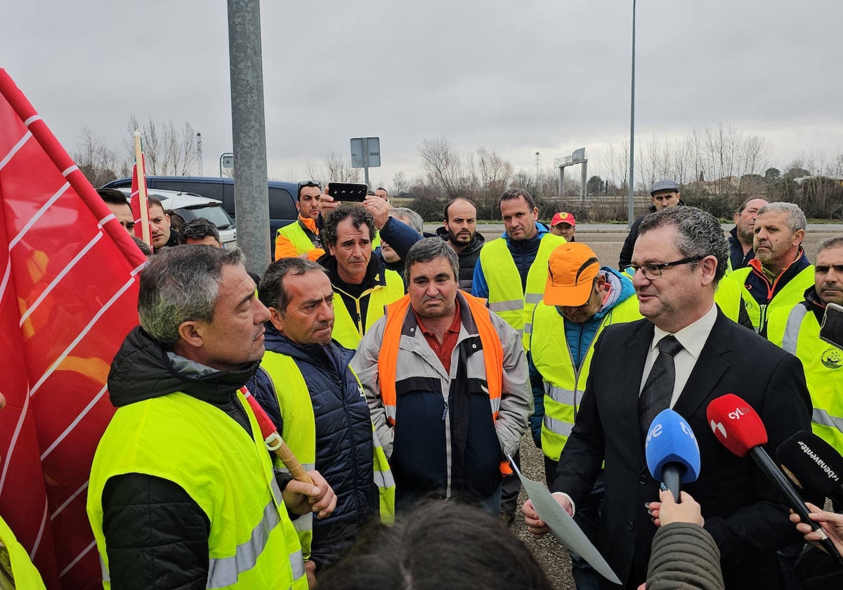 El consejero de Agricultura, Ganadería y Desarrollo Rural, Gerardo Dueñas, se reúne con un grupo de agricultores y ganaderos, en una imagen reciente