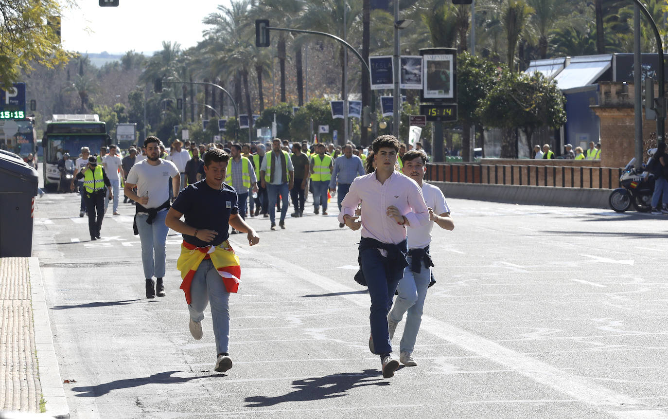 Fotos: la tensa protesta de los agricultores de Córdoba