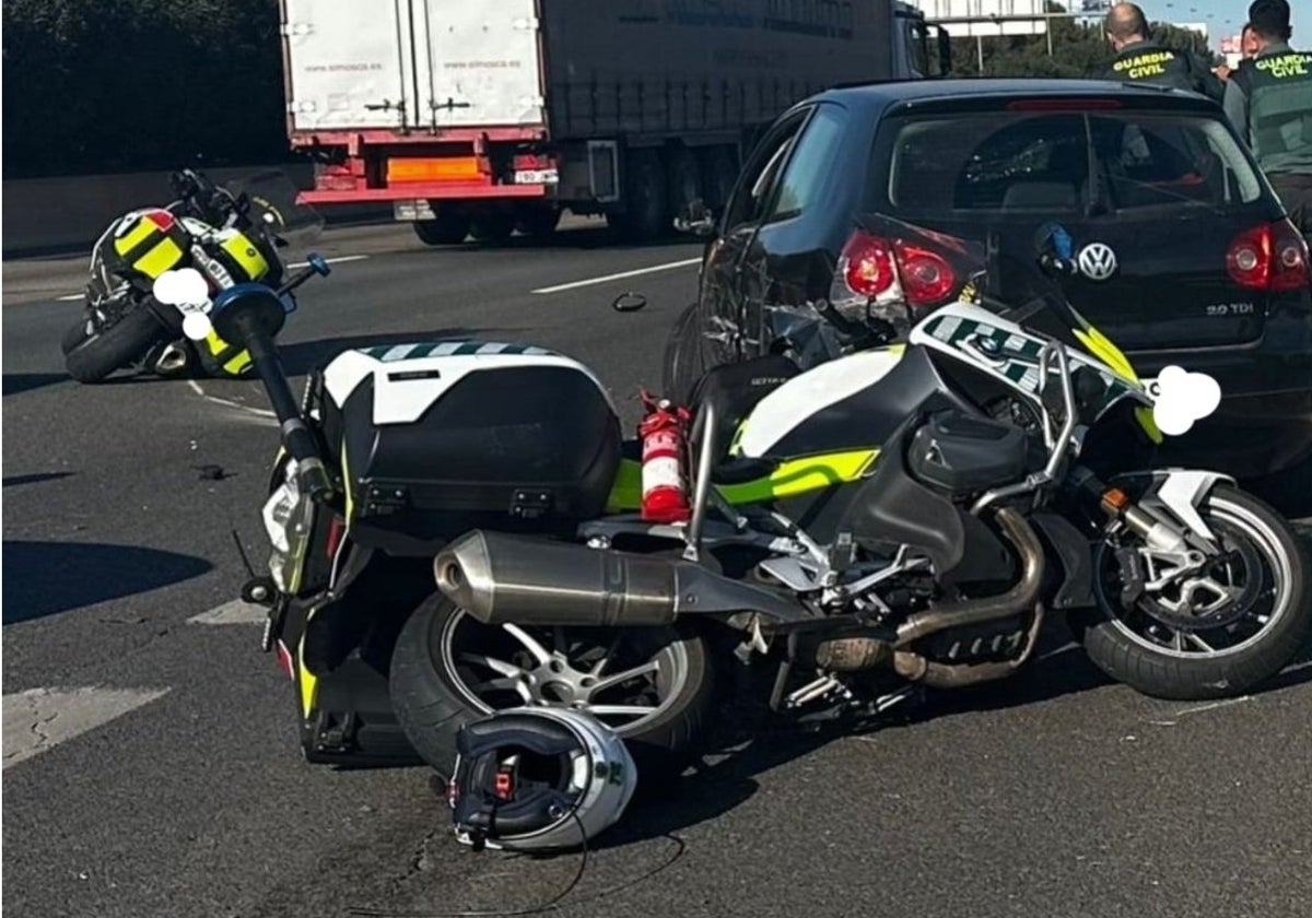 Imagen de la moto del guardia civil arrollado por una mujer que robó en un supermercado en Denia