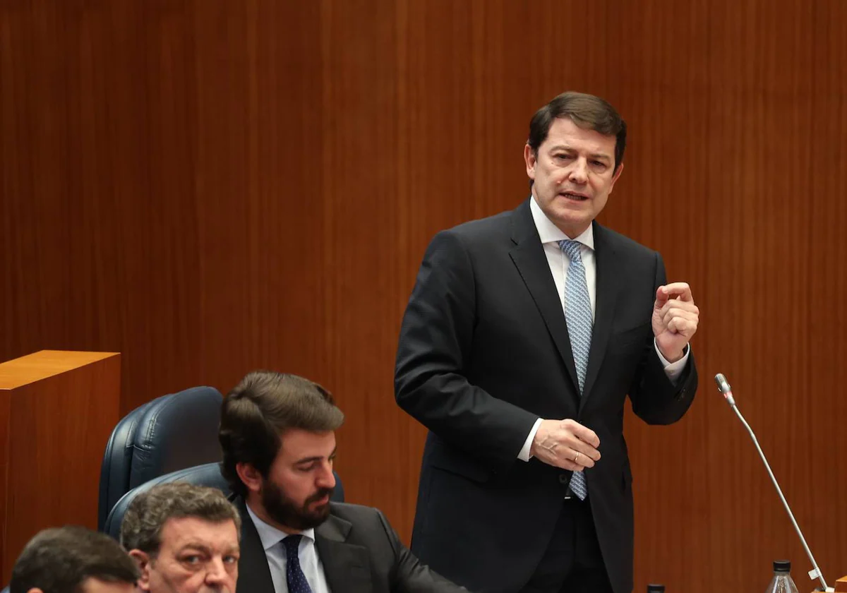 El presidente de la Junta de Castilla y León, Alfonso Fernández Mañueco, en las Cortes de Castilla y León