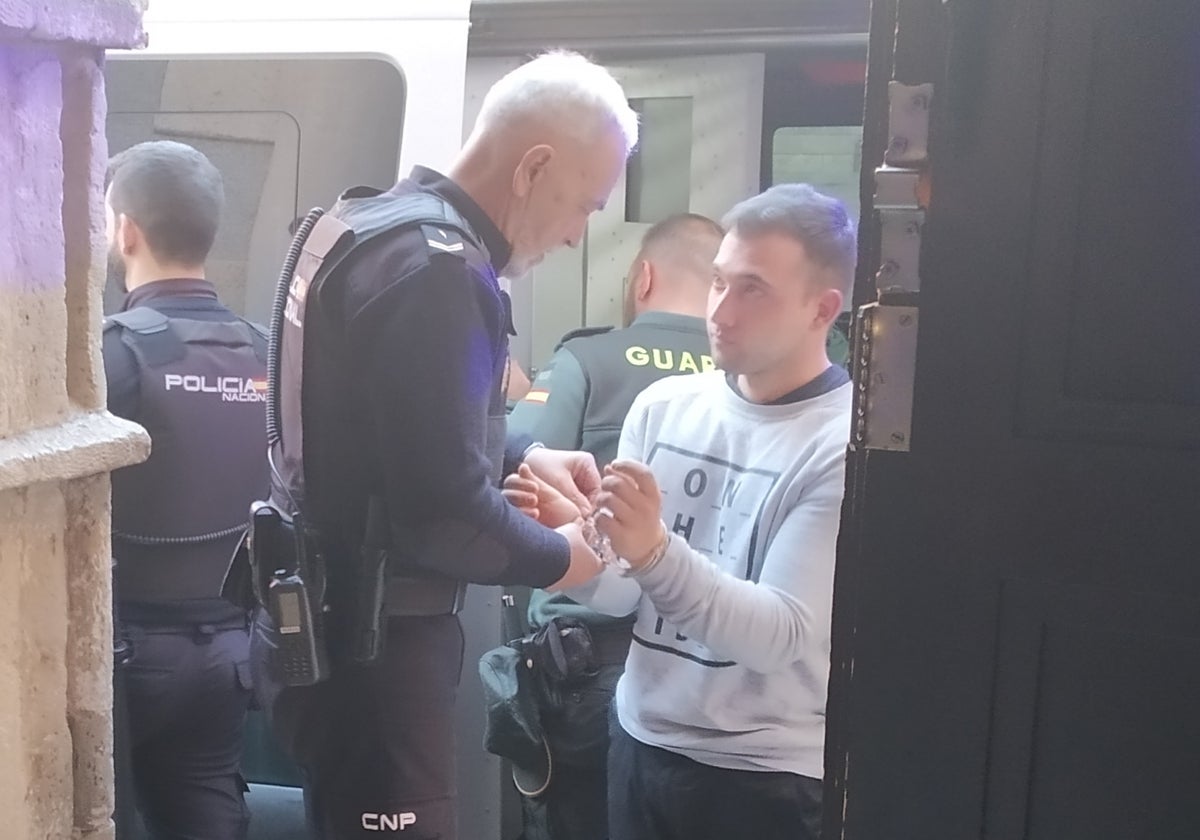 Íker, en la puerta de entrada a la Audiencia de Toledo