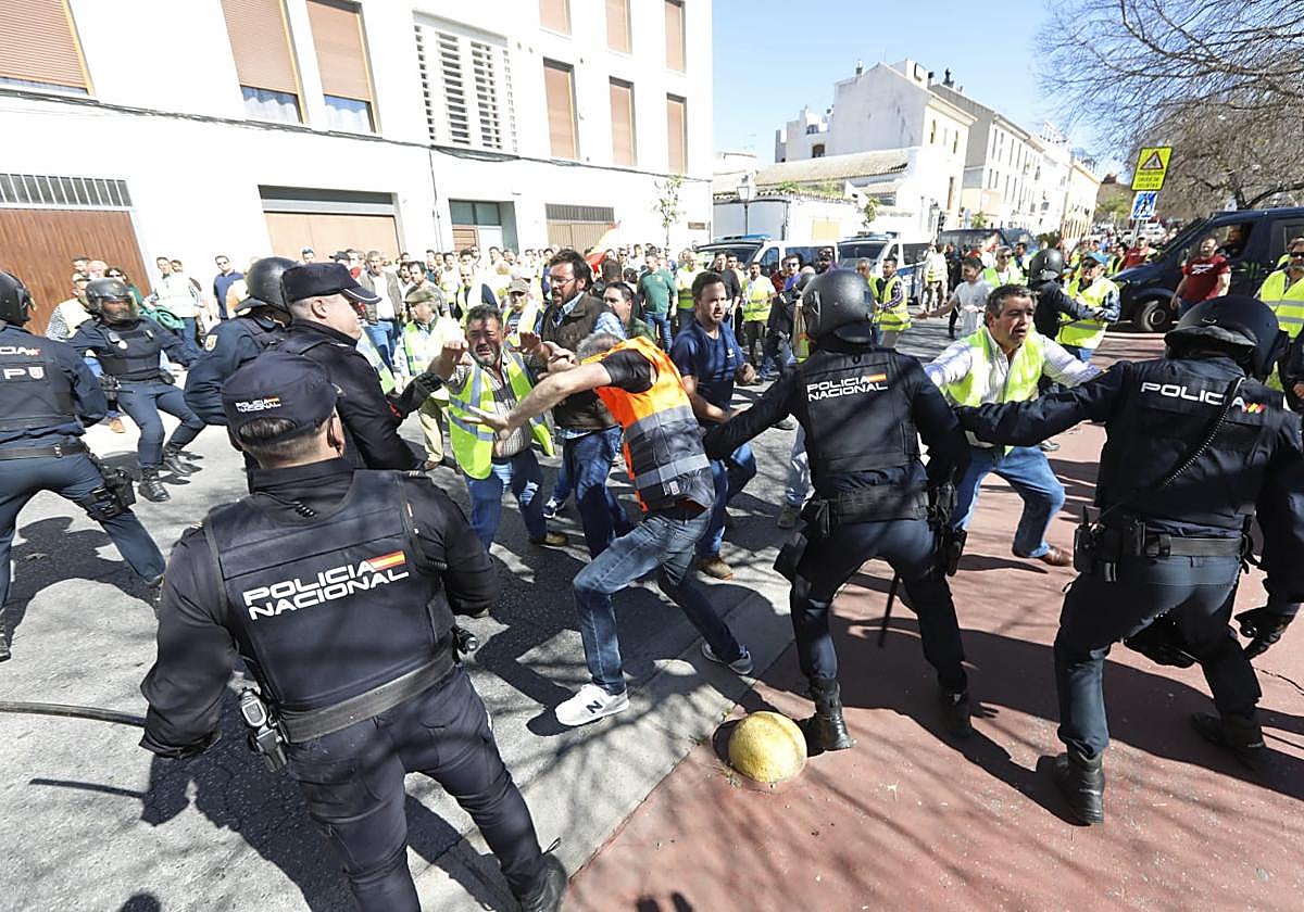 La Policía trata de frenar el avance de los manifestantes en la Ribera