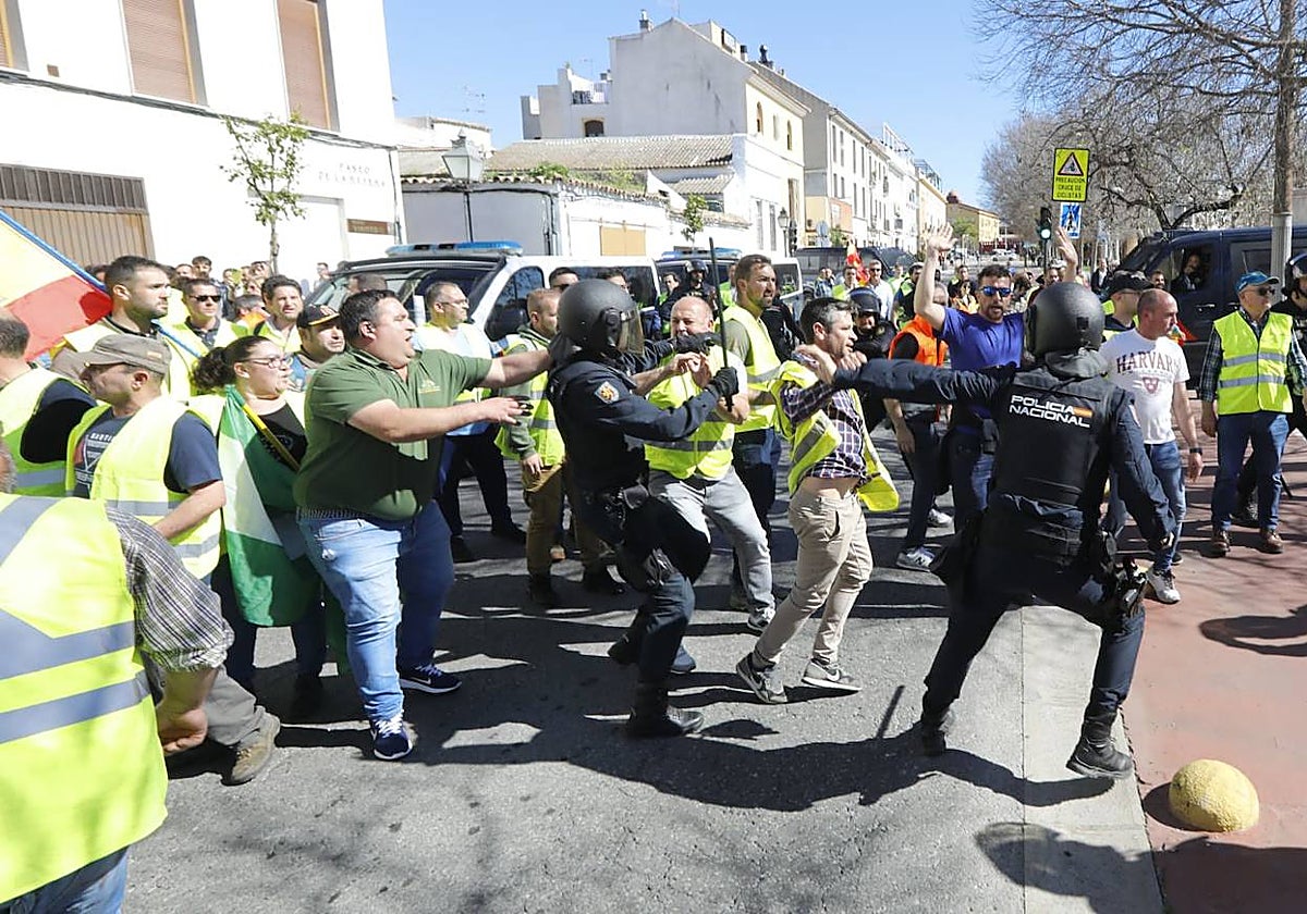 Carga de la Policía, este martes ante el avance de la protesta de agricultores no autorizada