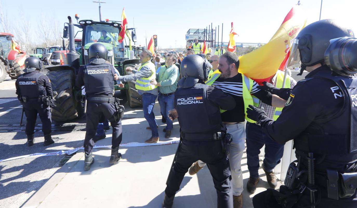 Fotos: la tensa protesta de los agricultores de Córdoba