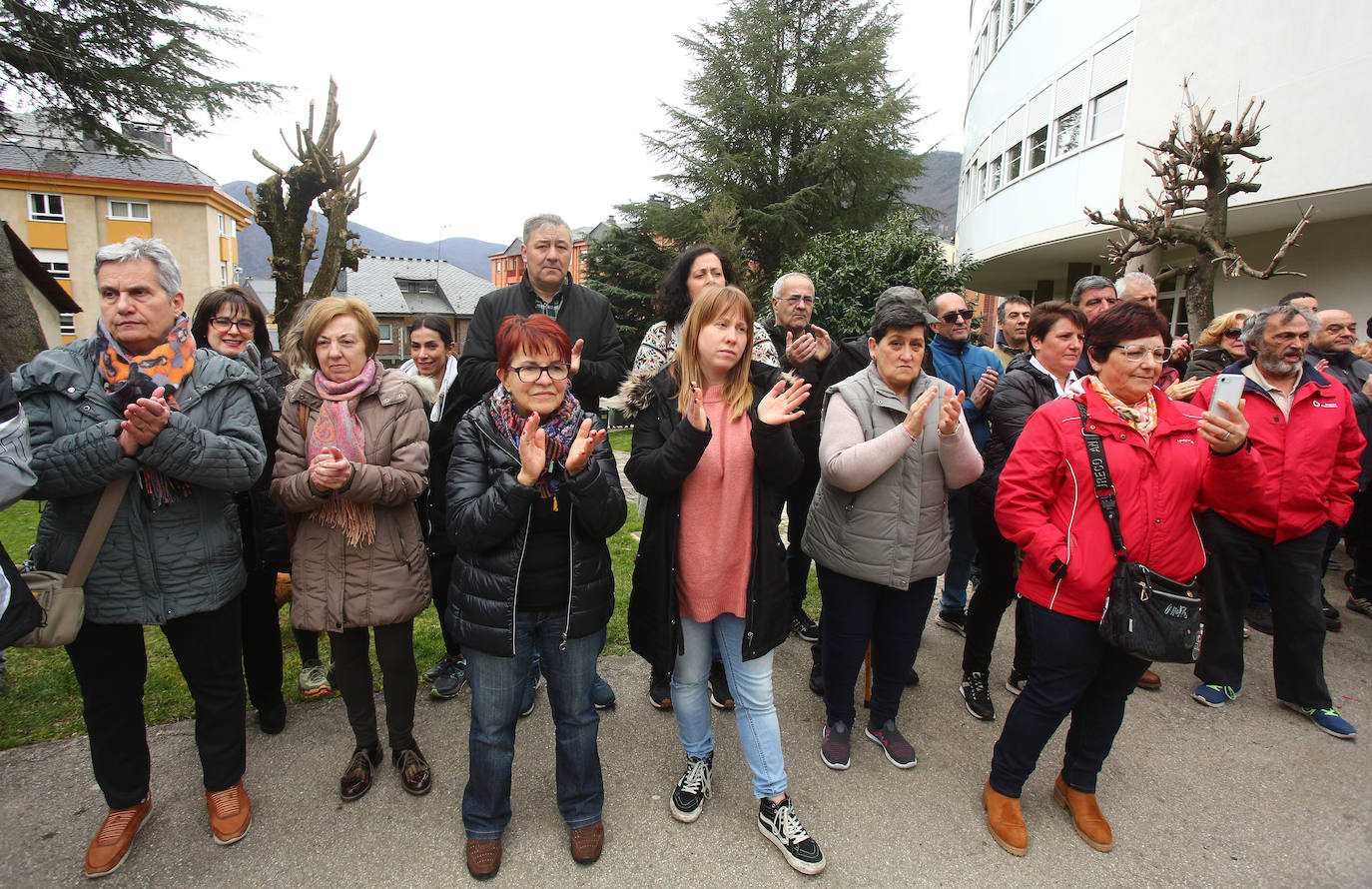 Aplausos al paso de los tractores en Villablino