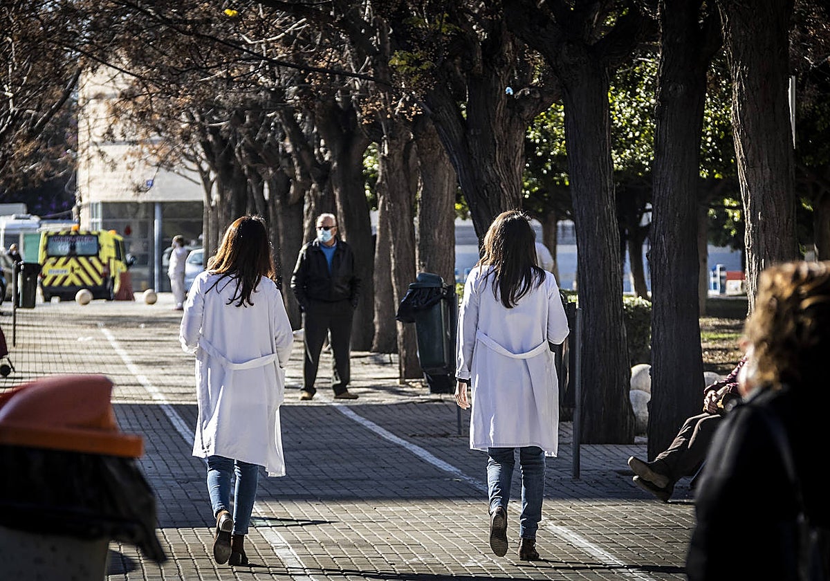 Imagen de archivo de dos profesionales sanitarias