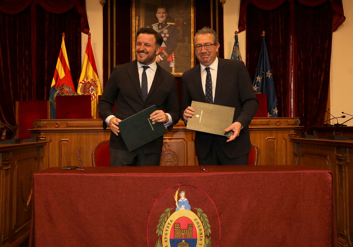 El alcalde de Elche, Pablo Ruz, y el presidente de la Diputación de Alicante, Toni Pérez, este miércoles en la firma del protocolo.