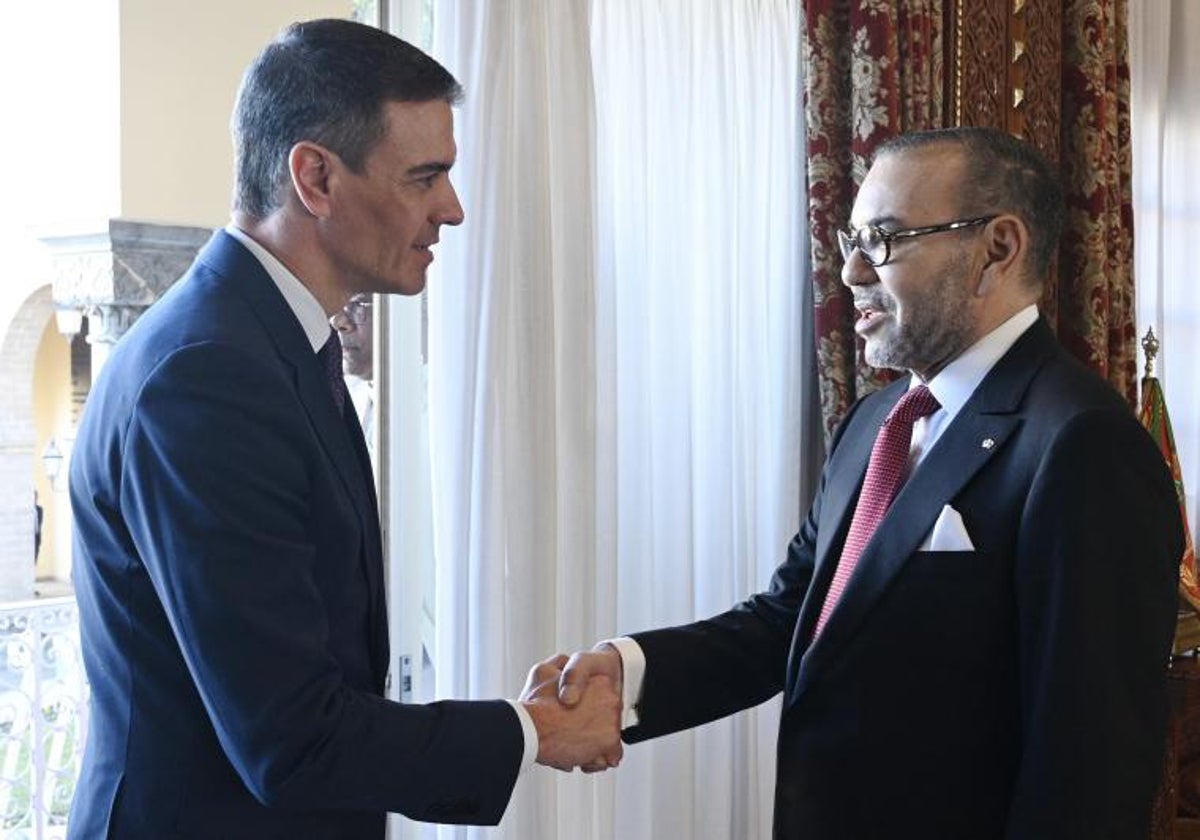 Pedro Sánchez saluda al rey Mohammed VI durante su viaje oficial a Marruecos este miércoles