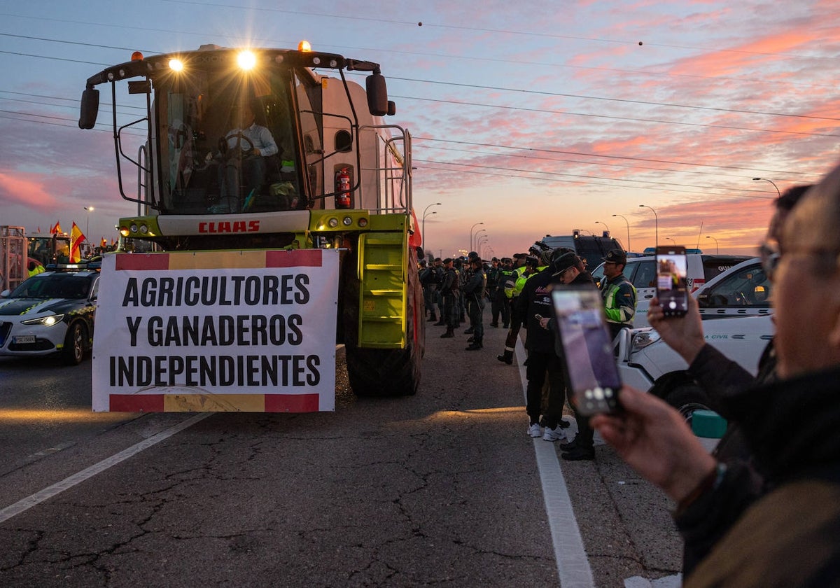 Uno de los tractores que se dirige a Madrid