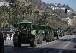 Málaga se llena de tractores en una mañana festiva por la supervivencia del campo
