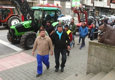 Los tractores 'toman' las calles de Villablino ante una lluvia de aplausos