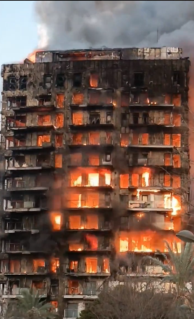 El incendio que devora un edificio de 14 plantas en Valencia, en imágenes