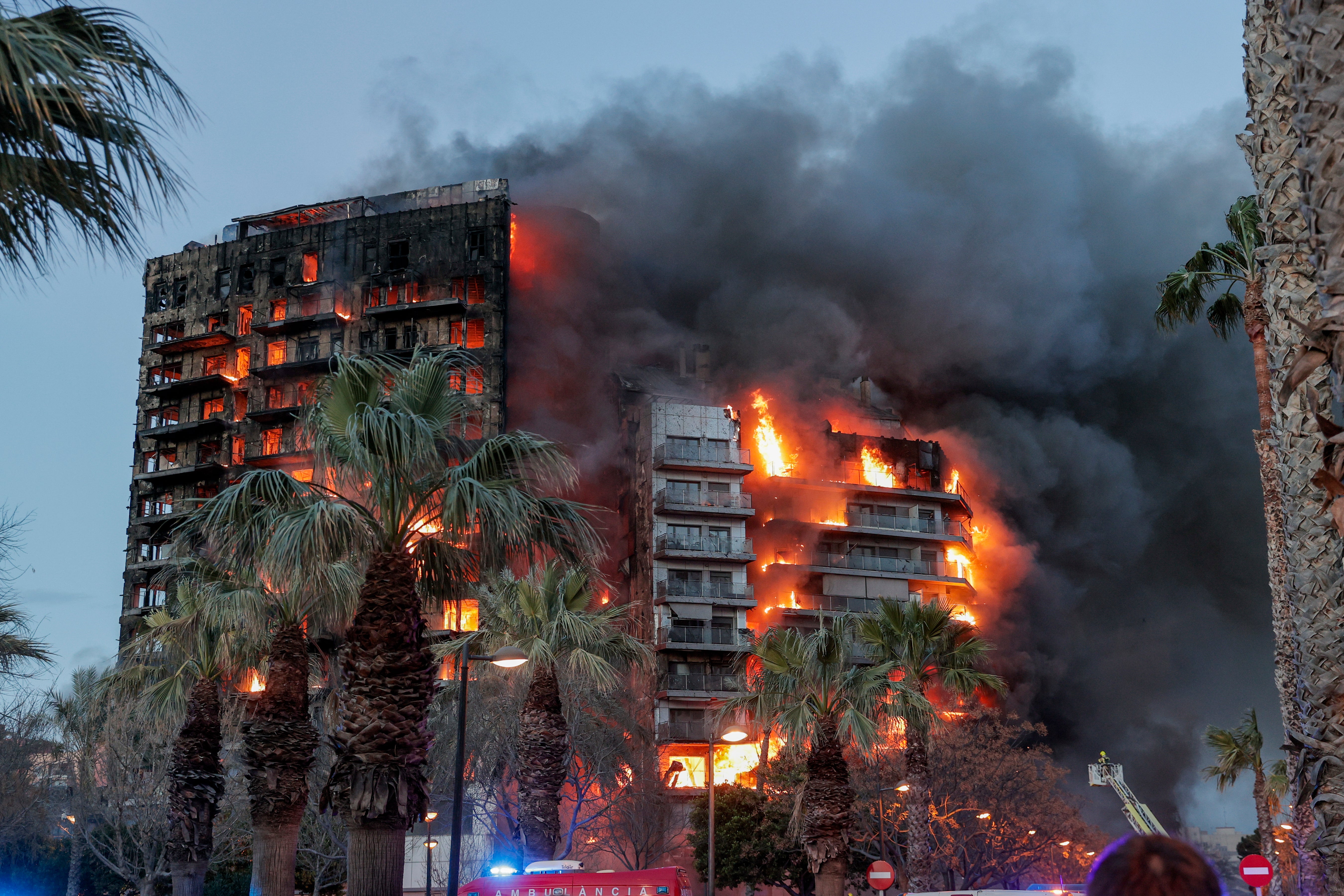 El incendio que devora un edificio de 14 plantas en Valencia, en imágenes