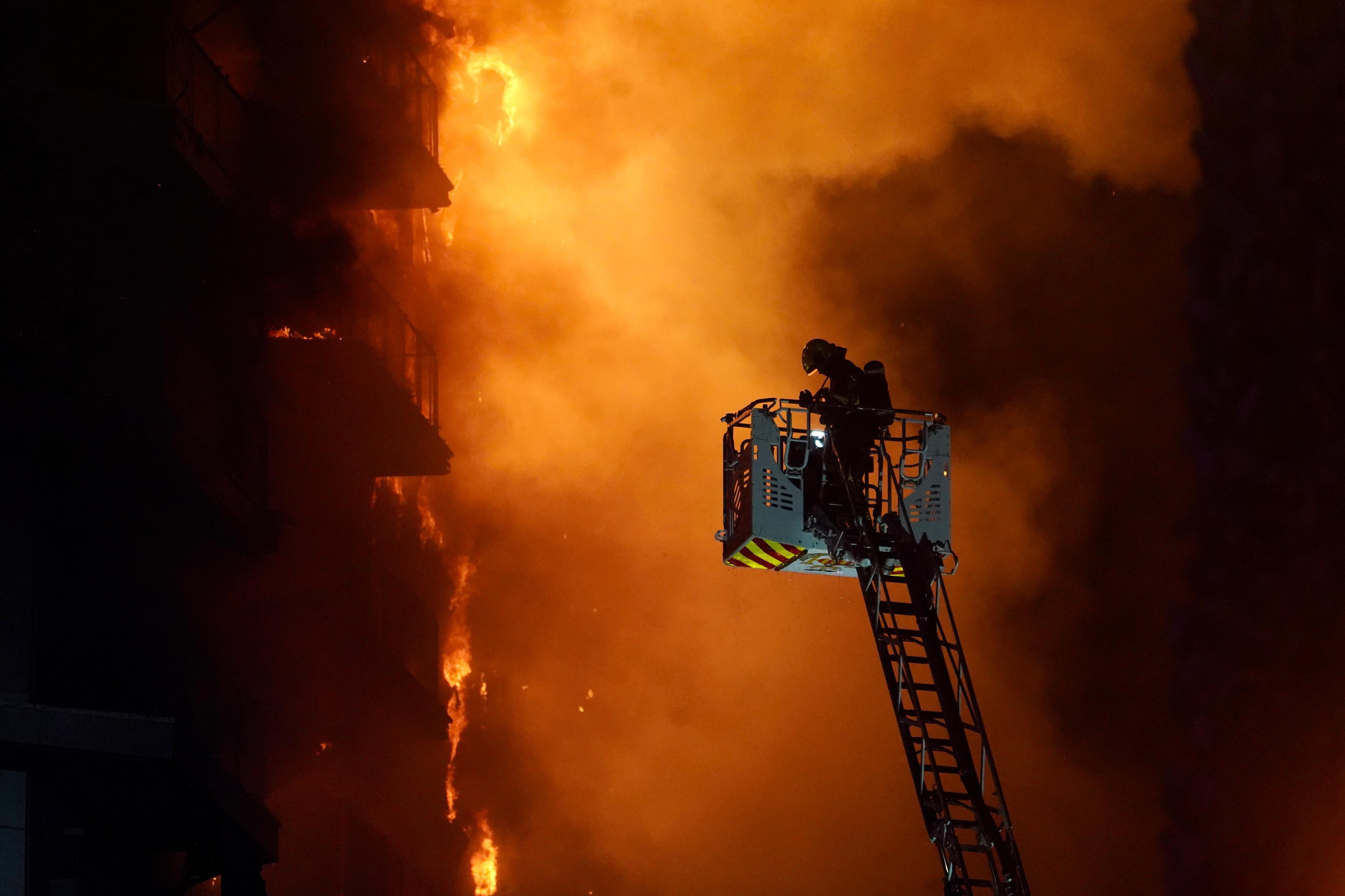 El incendio que devora un edificio de 14 plantas en Valencia, en imágenes