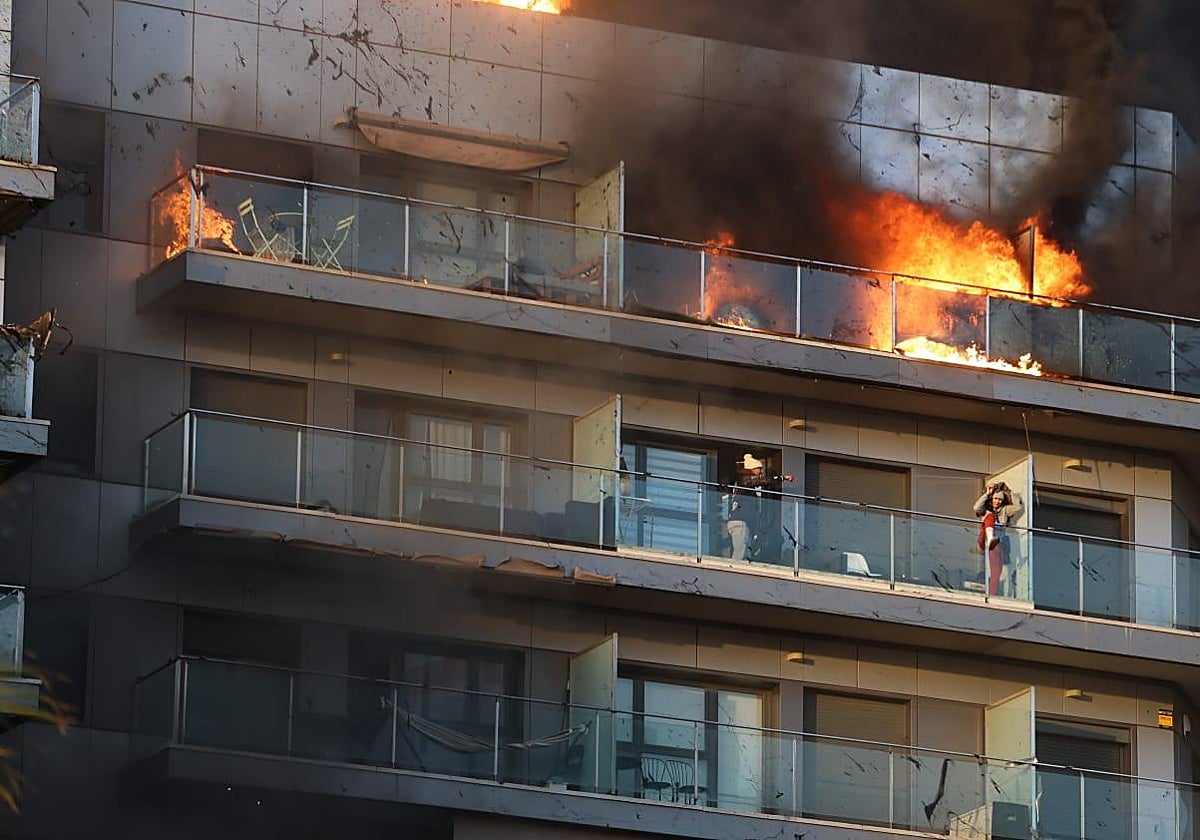 El incendio que devora un edificio de 14 plantas en Valencia, en imágenes