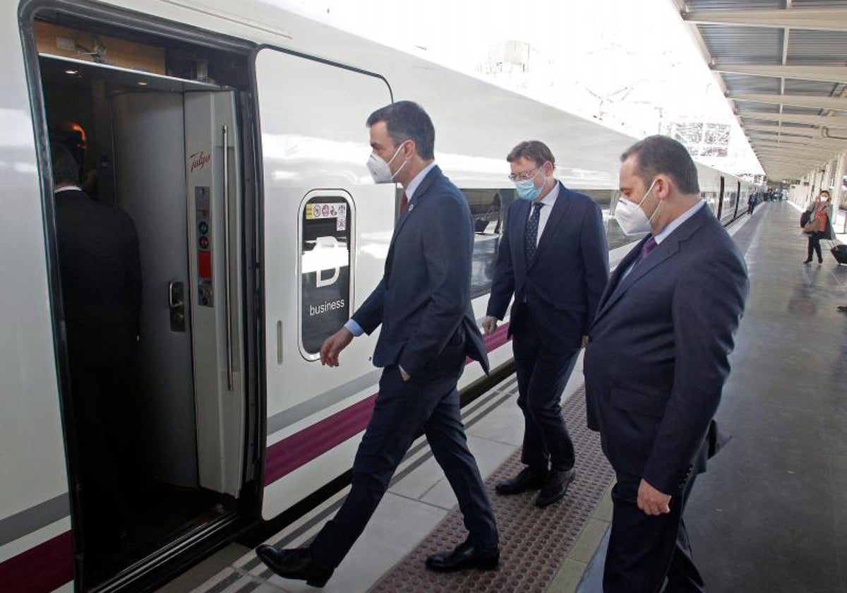 Imagen de archivo del presidente del Gobierno, Pedro Sánchez, el expresidente de la Generalitat Ximo Puig y el exministro de Fomento José Luis Ábalos