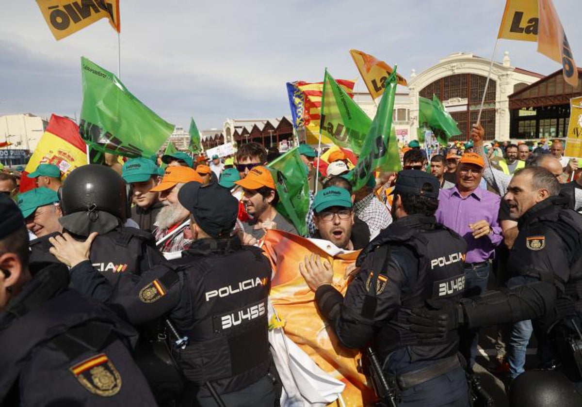 Protesta de agricultores junto al Puerto de Valencia