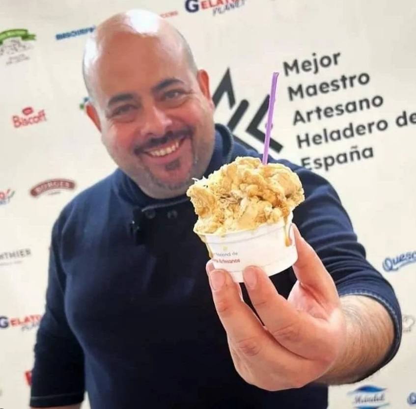 José Ambrosio con el helado ganadorl