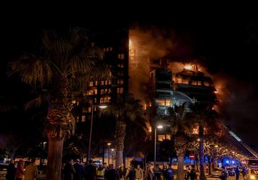 Incendio en Valencia hoy, en directo: heridos, personas atrapadas y últimas noticias