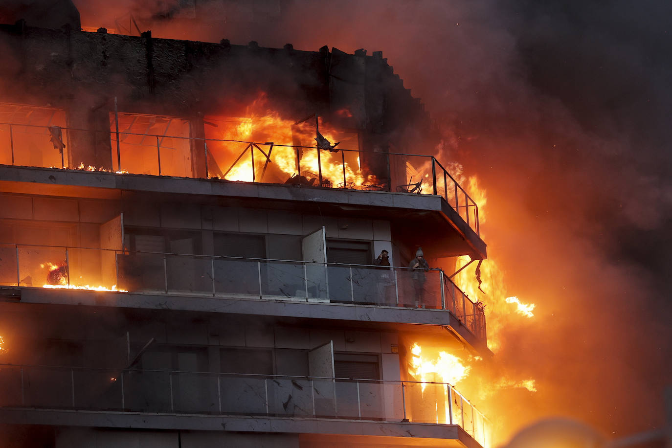 El incendio que devora un edificio de 14 plantas en Valencia, en imágenes