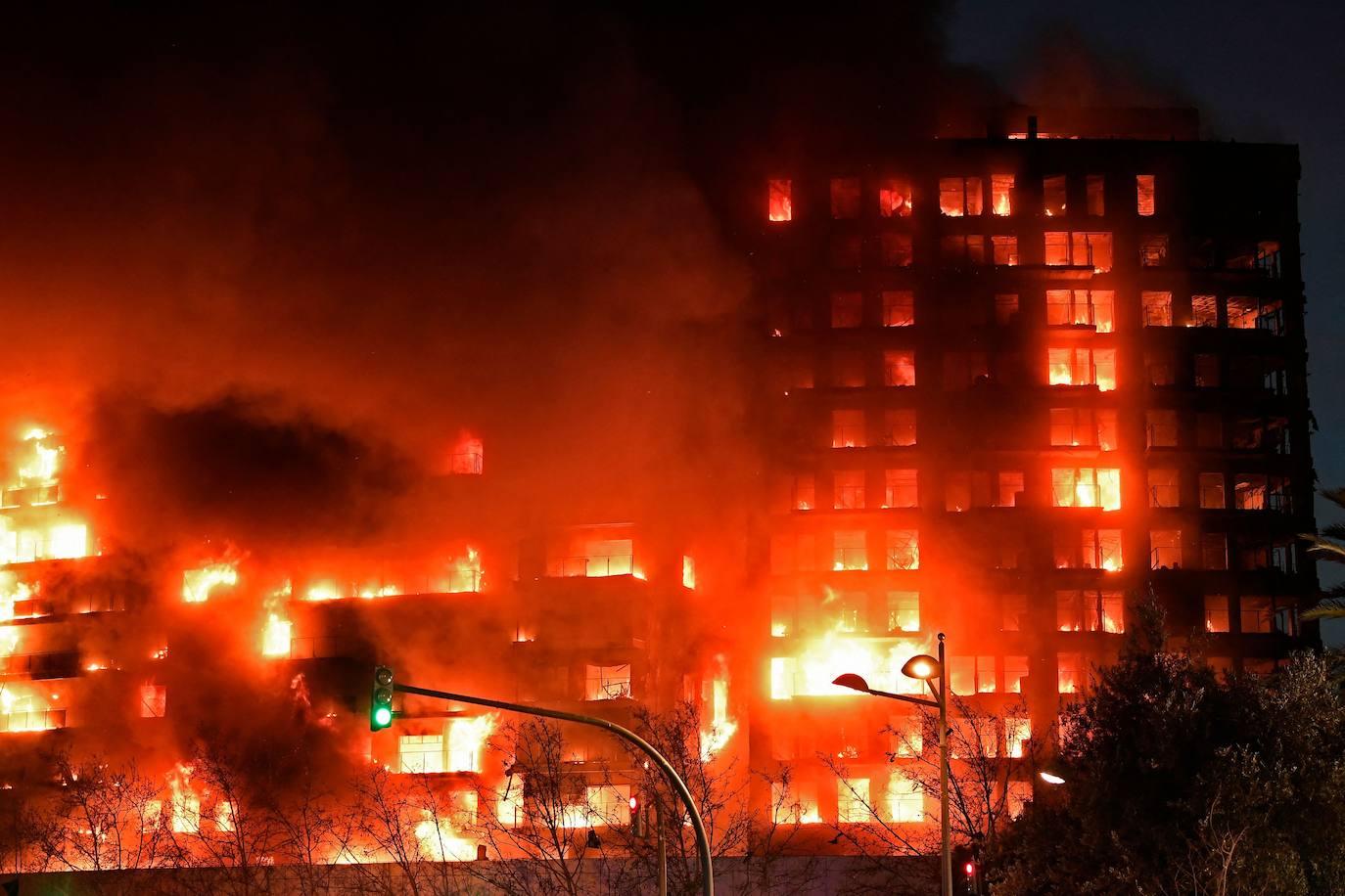 El incendio que devora un edificio de 14 plantas en Valencia, en imágenes