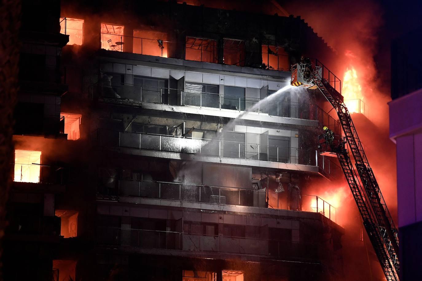 El incendio que devora un edificio de 14 plantas en Valencia, en imágenes