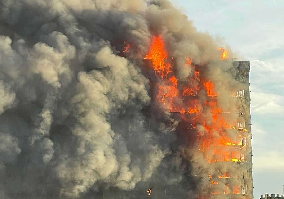Imagen del incendio de un edificio este jueves en Valencia
