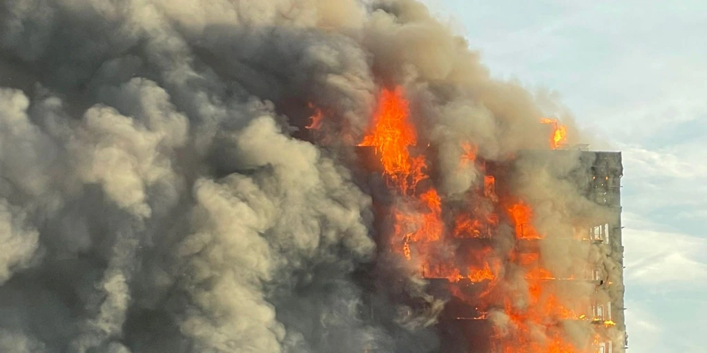 Un Incendio Con Personas Atrapadas Devora Dos Edificios En Valencia