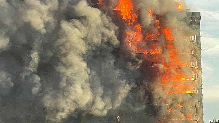 Instan a los vecinos atrapados en el incendio de Valencia a poner trapos y toallas bajo las puertas en un rescate agónico